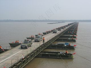 舟桥部队 过江 部队 舟桥营 中国...