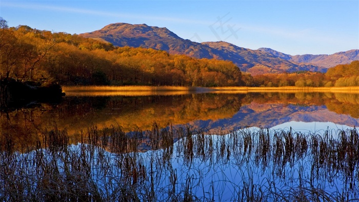 秋季湖水山景图