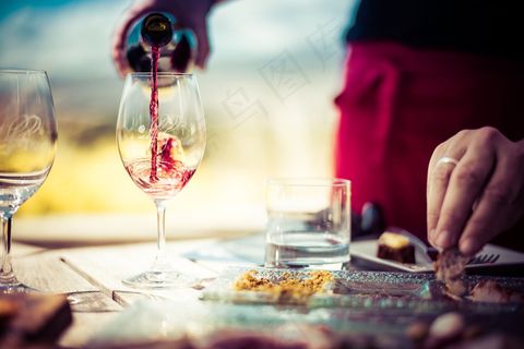 倒红酒图片
