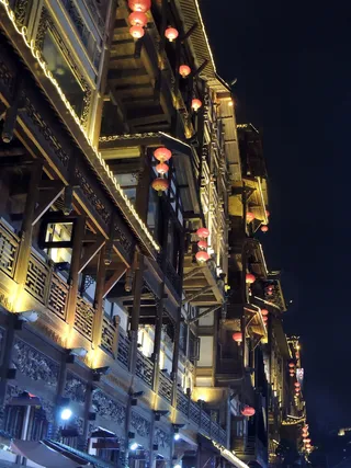 黑色黄色建筑空间洪崖洞山城重庆摄影 