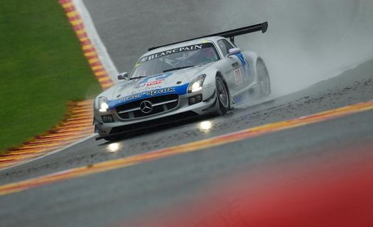 赛车场上的奔驰赛车图片