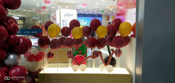 红黄梦幻风艺术气球造景实拍摄影图