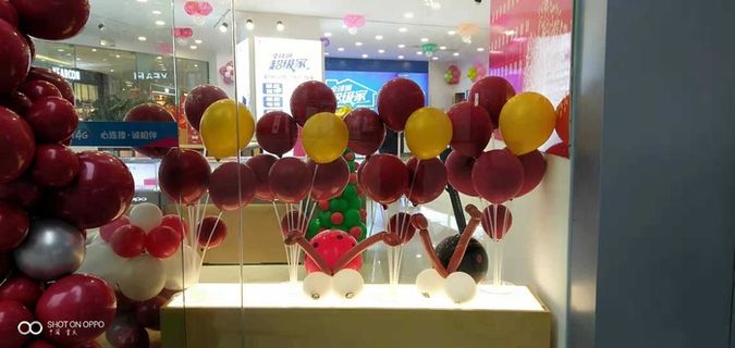 红黄梦幻风艺术气球造景实拍摄影图