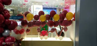 红黄梦幻风艺术气球造景实拍摄影图