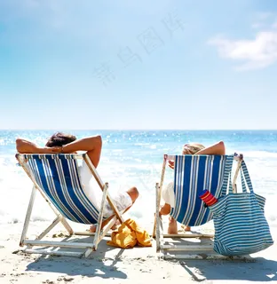 夏日海滩沙滩休闲度假的情侣图片 夏日海滩沙滩休闲度假的情侣图片