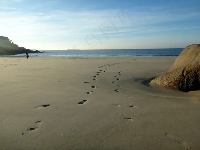 海滩脚印图片