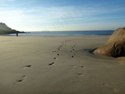 海滩脚印图片