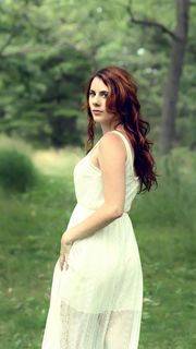 穿白色长裙在树林的外国美女高清摄影图片