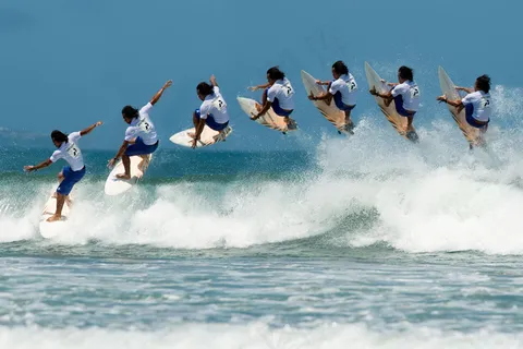 海上冲浪的职业男女