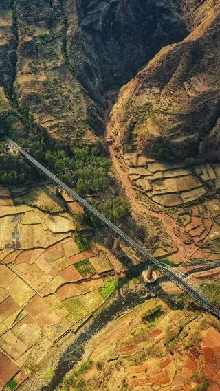 俯拍农田上的高架铁路高清摄影图片