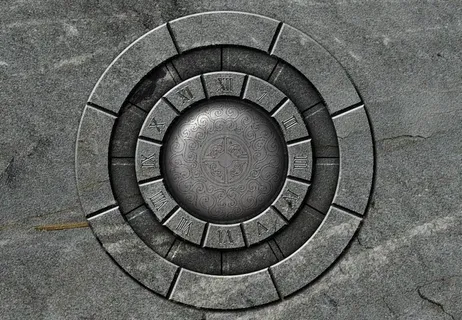 岩石上的神秘洞口图片