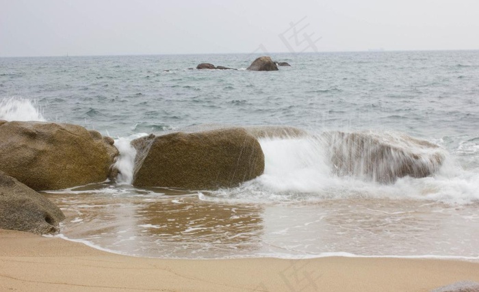 海浪击石图片