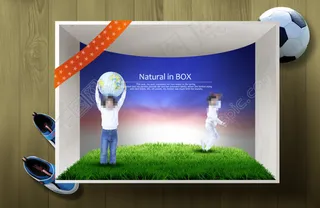 草地上的孩子和运动鞋足球