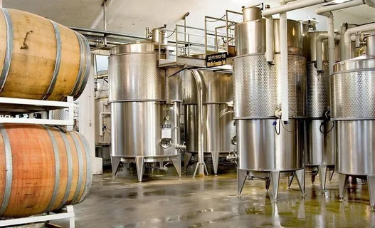 酒窖 葡萄地 橡木桶图片