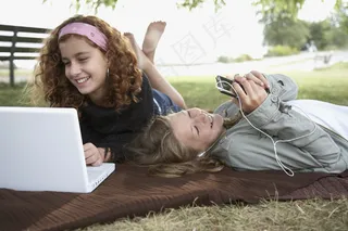 躺在草地上的美女们图片