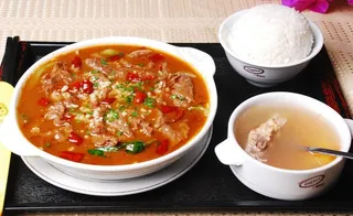 水煮牛肉饭图片