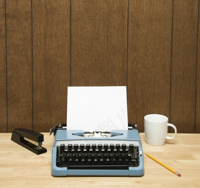 打字机与杯子图片