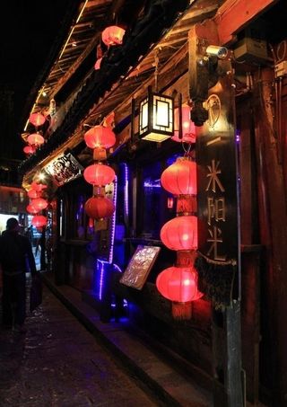 夜晚的一米阳光图片