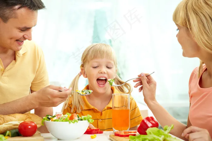 厨师装扮的大人小孩烹饪美食健康家庭情侣亲子素材