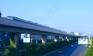 地铁列车与城市建筑图片