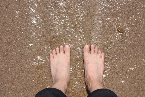 沙滩光脚图片