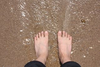 沙滩光脚图片