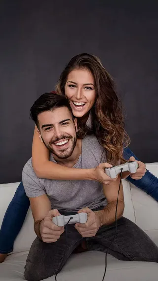 玩手柄游戏的情侣高清摄影图片