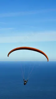 大海上的滑翔伞高清摄影图片