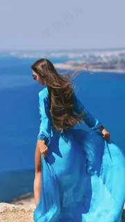 穿着蓝色长裙的外国美女高清摄影图片