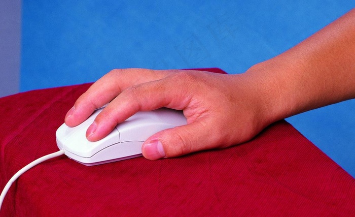 按鼠标的手图片