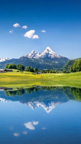 雪山下的湖泊高清摄影图片