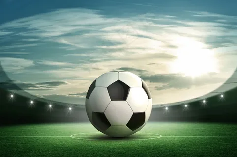 绿菌场上的足球