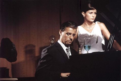 弹钢琴的男人图片