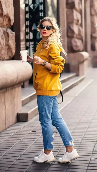 戴着墨镜拿着奶茶的外国美女高清摄影图片