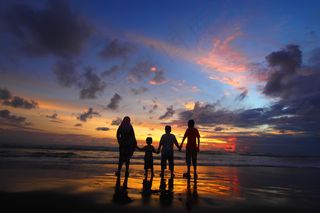 沙滩手牵手的家庭人物