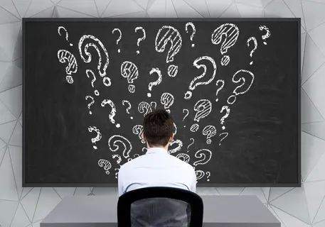 思考的男人背影