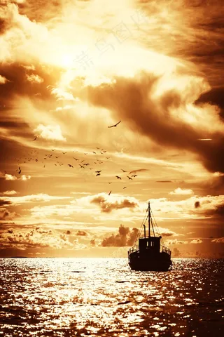 夕阳下的渔船