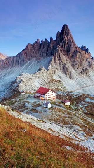 山顶上的房屋高清摄影图片