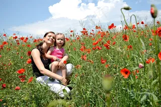 草地上的母女图片