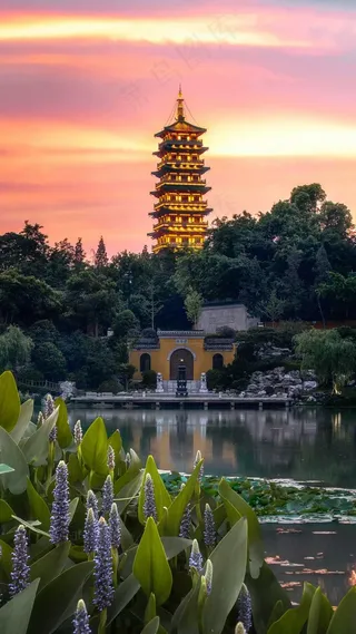 夕阳下的公园湖景古塔高清摄影图片