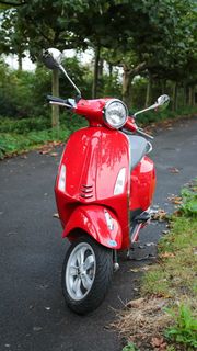 红色电动车高清摄影图片