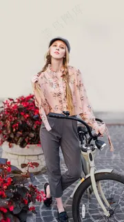 手扶自行车戴帽子的外国美女高清摄影图片