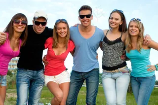 草地上的年轻人图片