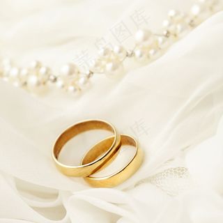 婚戒与婚纱背景图片