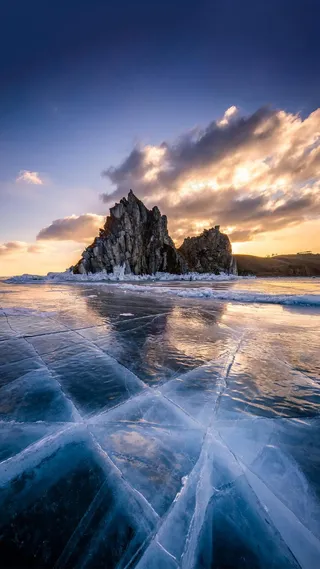 结冰的湖面高清摄影图片