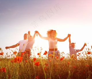 温馨幸福家庭草坪草地父子母子亲子关爱玩耍超大超高清图片