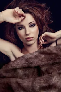 穿皮草大衣的美女图片 穿皮草大衣的美女图片