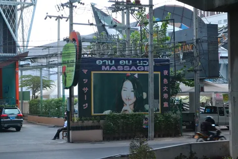 泰国曼谷街道广告牌图片 泰国曼谷街道广告牌图片