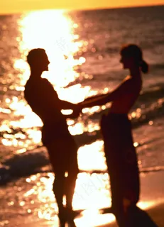 夕阳下的海滩情侣图片 夕阳下的海滩情侣图片