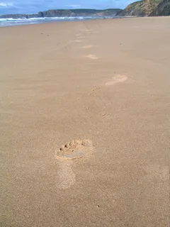 沙滩上的足迹图片